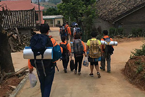 我公司員工積極參與貧困山區(qū)獻(xiàn)愛心活動